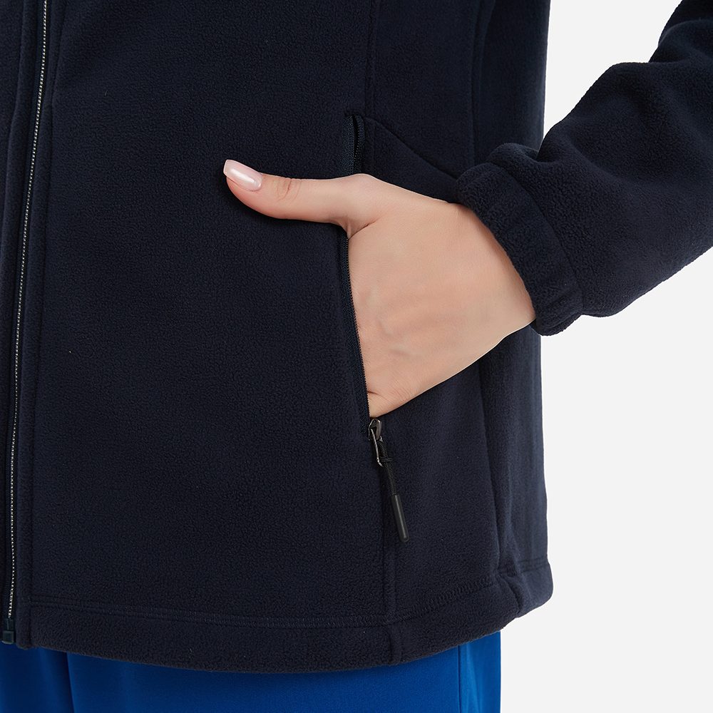 Detalhe do bolso com zíper da jaqueta de fleece